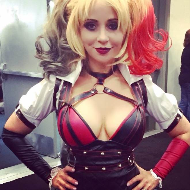 Pozrite si Harley Quinn cosplay dabingovej hereky Tary Strong na tohtoronom Comic-Cone