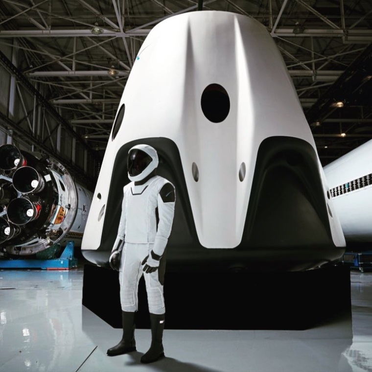 Vesmr: Musk znovu ukzal svoj astronautsk oblek 