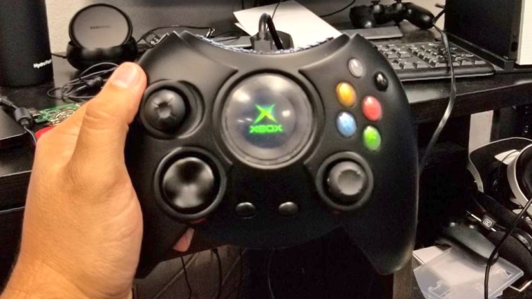 Xbox Duke Controller u smeruje do vroby