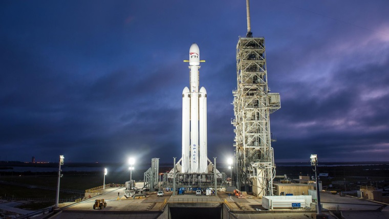 Vesmr: Prv let masvnej rakety Falcon Heavy naplnovan