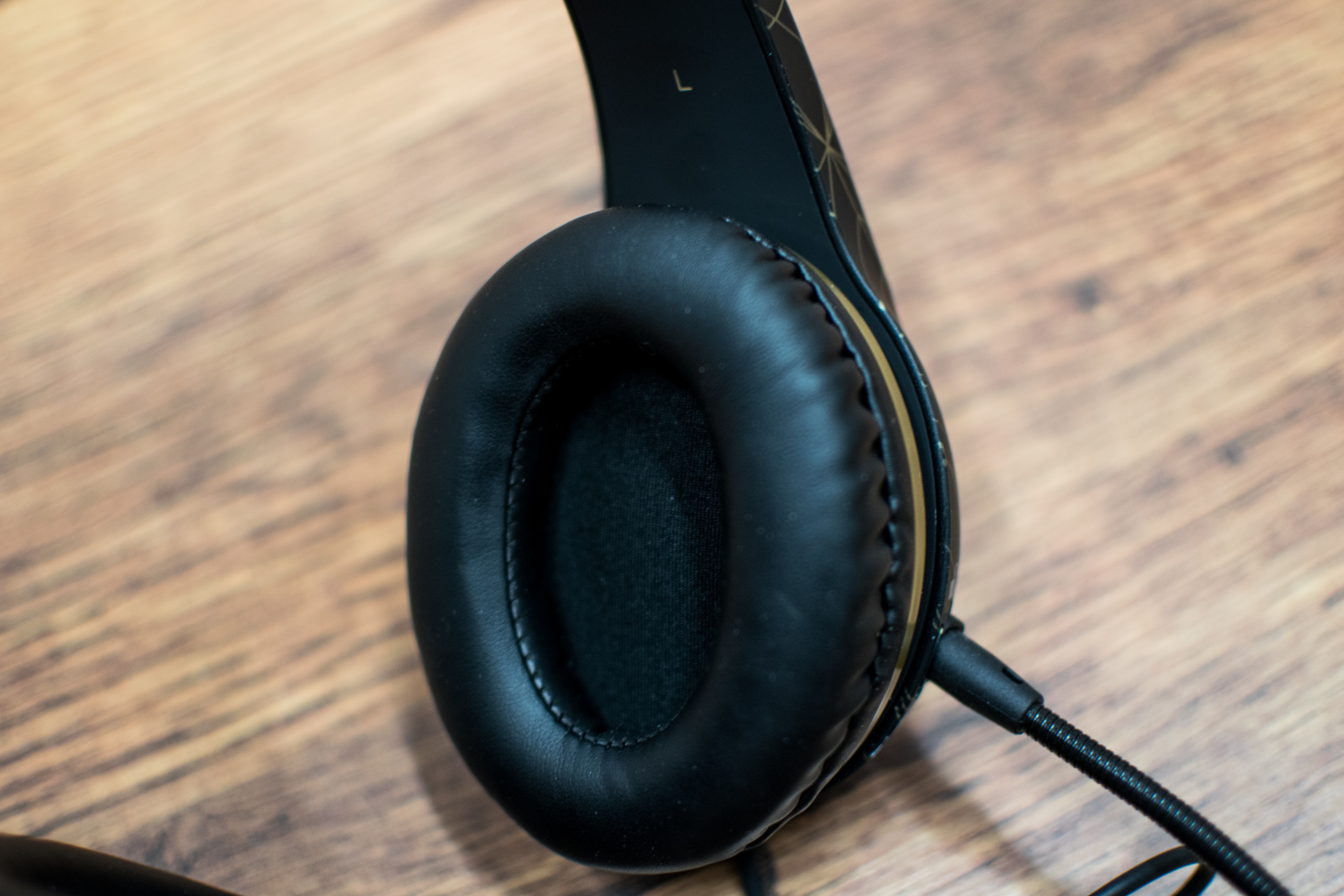 Stealth XP Classic Gold Abstract + Headset Stand hardvérový test