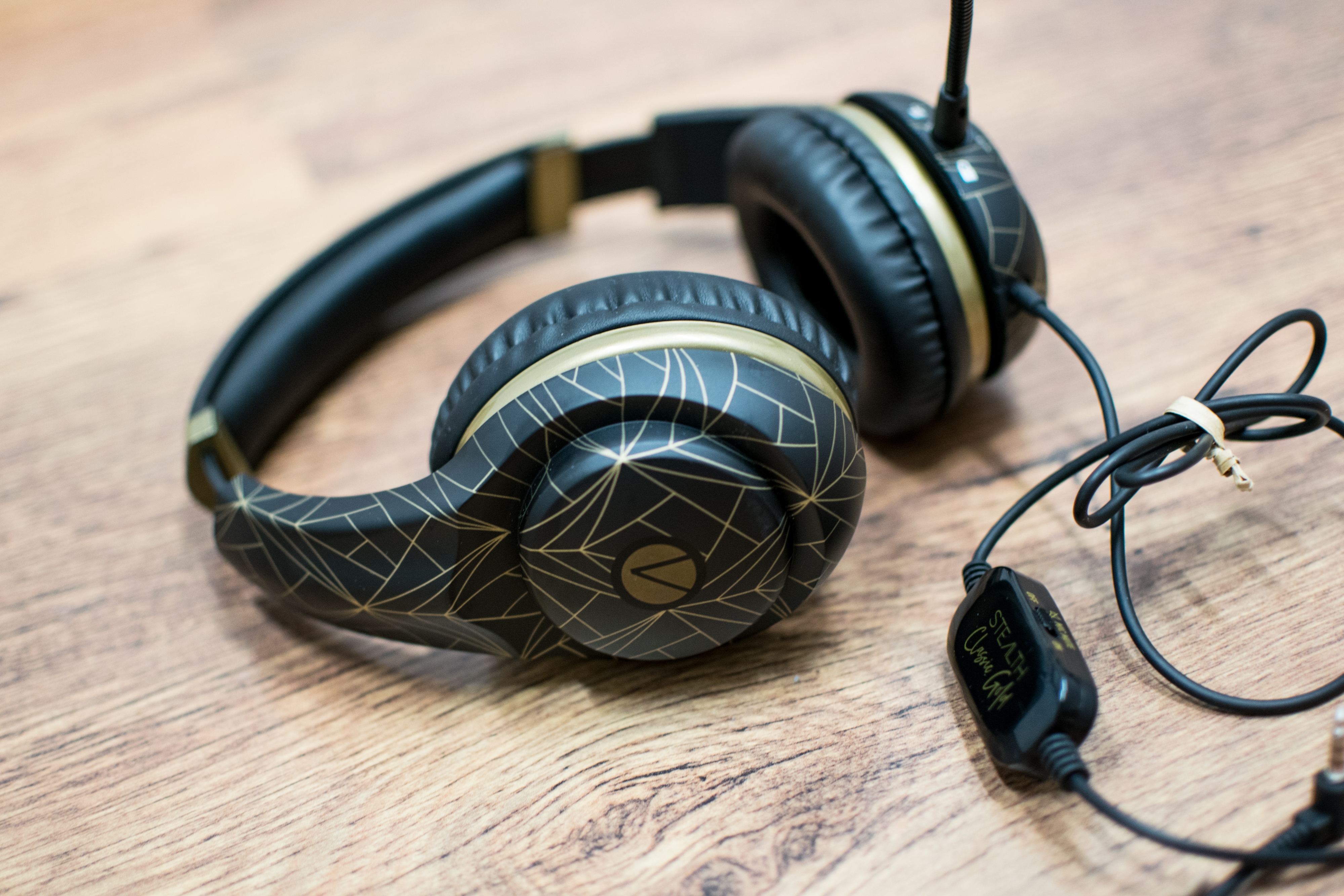 Stealth XP Classic Gold Abstract + Headset Stand hardvérový test